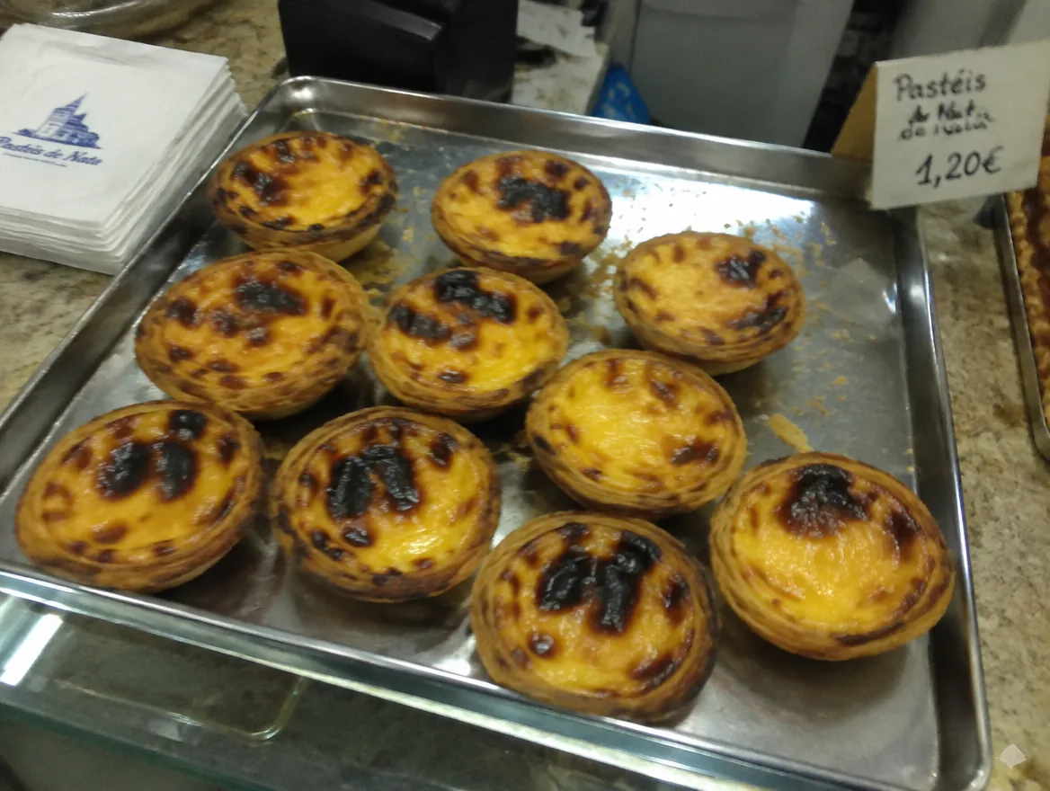 Fotografia simples de pastéis de nata num tabuleiro